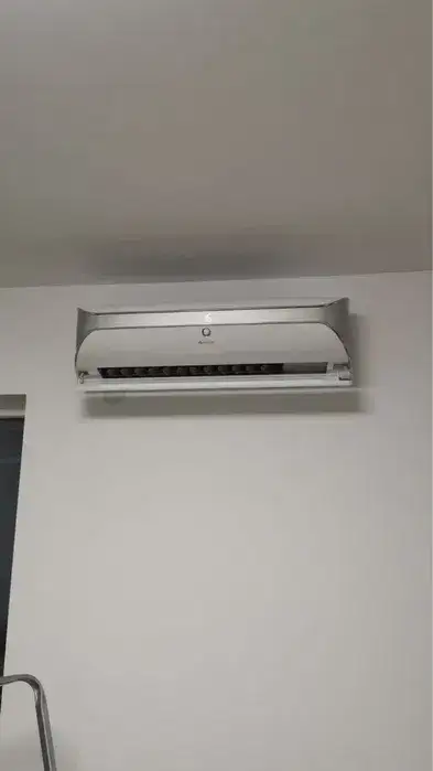Unitatea interioară Gree montată sub tavan, pe perete alb