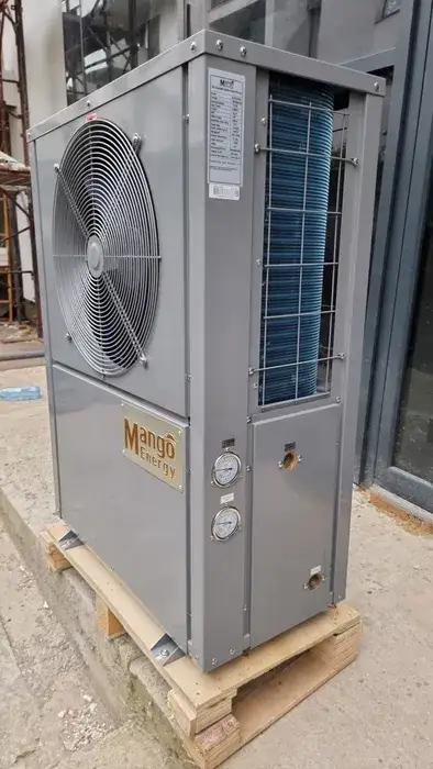 Pompa de căldură Mango Energy livrată pe palet, lângă clădirea în construcție