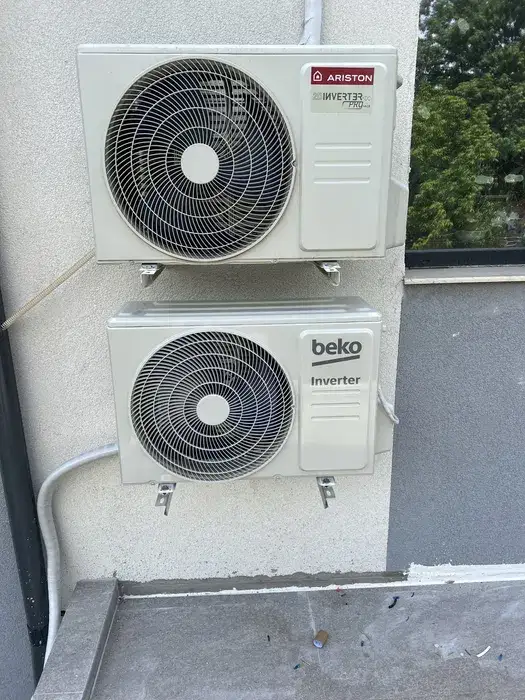 Unitățile Ariston și Beko suprapuse pe console separate, cu spațiu între ele