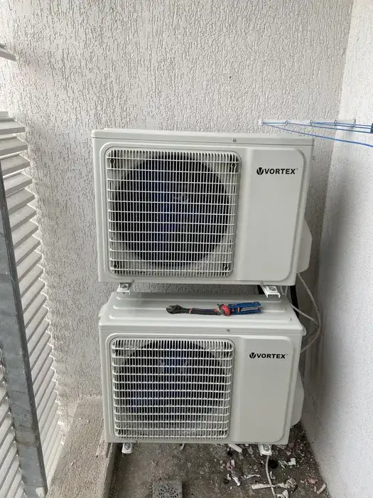 Cele două unități Vortex suprapuse în colțul balconului, pe suporți separați