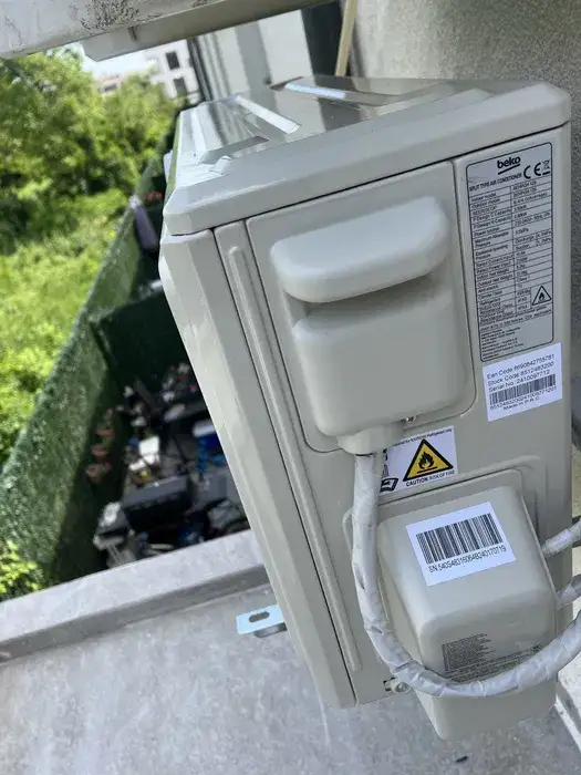 Racordurile unității Beko, cu cablul și traseul prinse ordonat