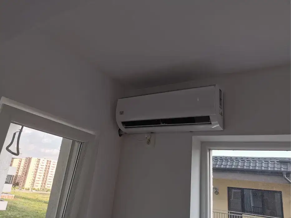 Unitatea interioară montată în colțul camerei, lângă priză