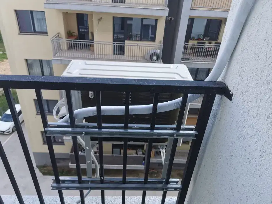 Consola prinsă de balustradă, cu unitatea accesibilă de pe balcon