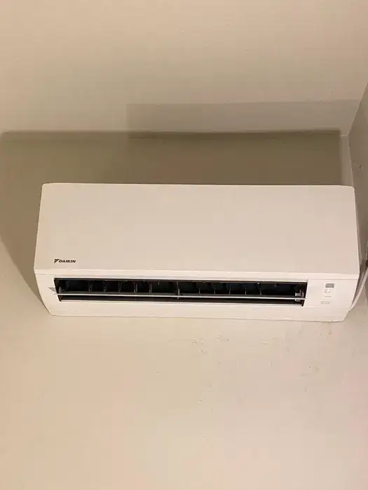 Unitatea interioară Daikin montată sub tavan, fără trasee aparente