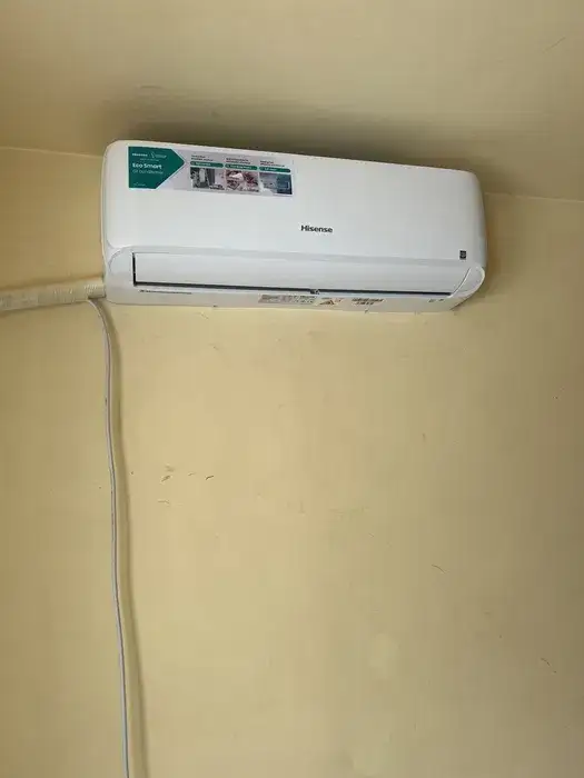Unitatea interioară Hisense montată sub tavan, cu traseul coborât pe perete