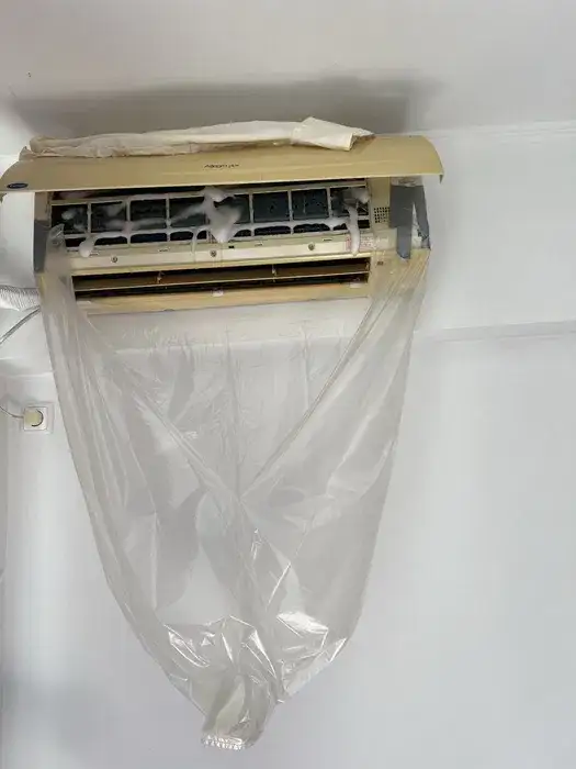 Aparatul Carrier în timpul igienizării, cu sac de colectare sub el