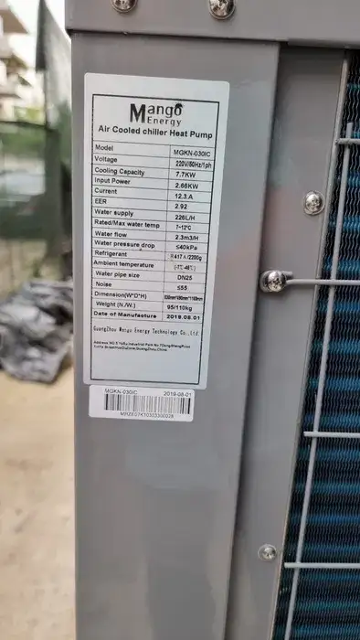 Eticheta pompei cu puterea, agentul frigorific și debitul de apă